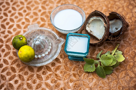 玻璃碗中木质表面的头发疗法或头发生长疗法 由椰奶和柠檬汁与原料混合而成柠檬面具药品椰子食物牛奶温泉蜂蜜保健治疗图片