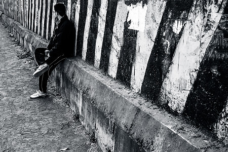城市背景墙边坐着或站着的人类剪影肖像照街道冒充阴影领导创造力水泥线条黑色白色道路图片