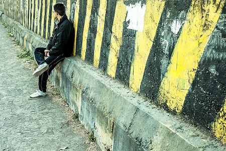城市背景墙边坐着或站着的人类剪影肖像照线条黑色创造力冒充成人街道阴影道路男性太阳镜图片