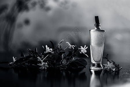 印度茉莉花或Juhi或的喷雾或香水贴近木质表面奢华芳香瓶子产品魅力香气化妆品喷雾器三叶草茉莉图片
