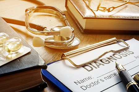 医学概念 诊断表 听诊器和桌上的药物图片