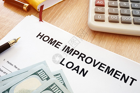 住房改善贷款表格和办公桌上的钱图片