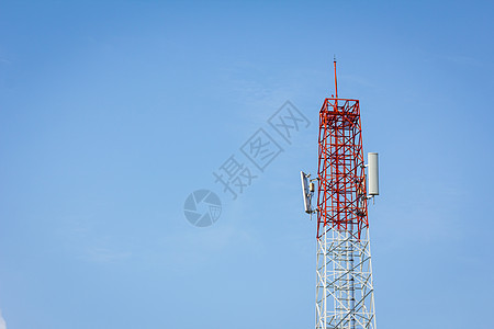 电讯塔和云彩蓝天空 其空间在城市建筑学车站辐射发射机卫星盘子场地建筑技术图片
