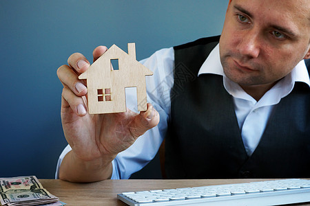 拥有住房的男子模式 房地产投资和房屋抵押贷款 等等图片
