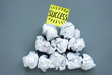 成功和失败的生意 纸球上的金字塔 还有上面的备忘卡图片