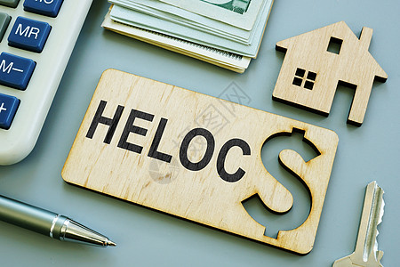 签署HELOC家庭公平信贷额度的木板图片