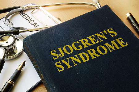 书名是Sjogren综合症 放在桌子上背景图片
