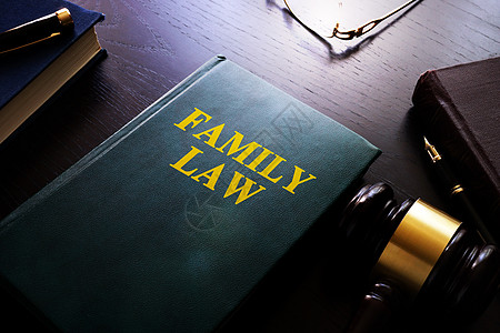家庭法摆在桌面上 儿童监护和离婚概念图片
