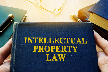 侵犯版权概念 知识产权法和其他书放在桌子上的书本 以及 知识产权法图片