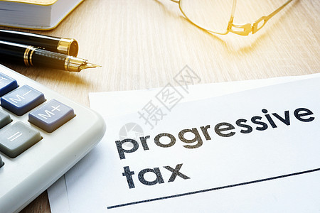 在办公桌上发表关于累进税的论文背景图片