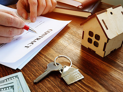买家签署购买房地产和附近小住宅的合同 并签订合同图片