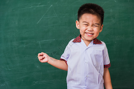 幼稚园儿童穿着学生制服 在绿色的沙丘上微笑学校男生课堂瞳孔黑板背包孩子童年男性教育图片