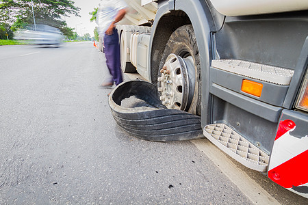 在高速公路街上损坏了18辆轮车半卡车爆裂轮胎失败危险螺栓车轮沥青车辆橡皮街道工具保险杠图片