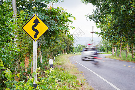 林中修筑道路标志 车和摩托车模糊不清图片