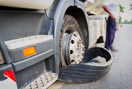 在高速公路街上损坏了18辆轮车半卡车爆裂轮胎交通服务汽车发动机车轮保险杠运输中心失败内胎图片