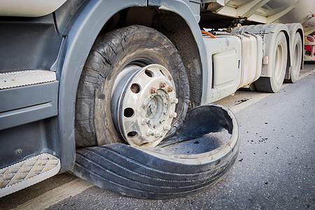 18辆轮车半卡车爆裂轮胎在公路街上被炸坏中心街道交通车辆螺栓损害内胎发动机车轮沥青图片
