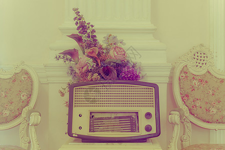 古董收音机 有花和椅子 具有古老背景技术展示小路音乐车站网格木头立体声拨号管子图片