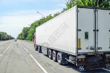 一辆大马车骑在赛道上 卡车在路上司机后勤交通货物输送货车耀斑冰箱车轮物流图片