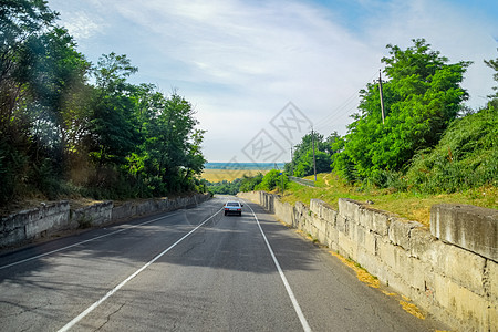 汽车行驶的斜坡路 出租车上风景速度运动天空假期地平线蓝色土地发动机街道旅行图片