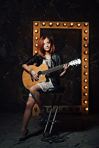 红头发的年轻女孩 配有音响吉他韵律声学独奏者吉他手后台伴奏岩石蓝调工作室字符串背景图片