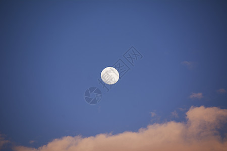 满月在蓝色天空中 有云彩科学数字行星黑色天文卫星月光星星海景魔法图片