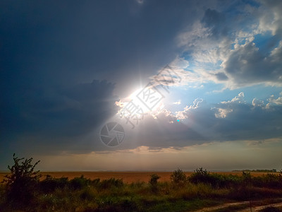 美丽的日落 阳光照耀着云彩辉光云景天空晴天天气太阳射线空气气候地平线图片