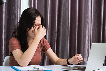 女商务人士感到疲劳 压力压迫着他的鼻子闭紧眼睛眼睛技术商业商务人士笔记本女孩女士桌子工人图片