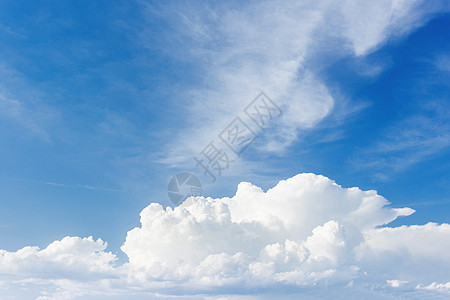 阳光明媚的一天 白毛云彩 蓝天有云色图片