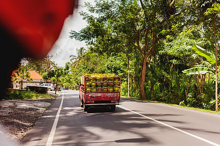 载运家用气瓶的卡车 印度尼西亚巴厘图片