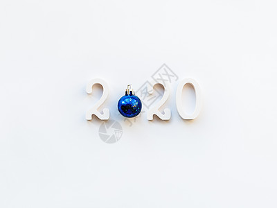 新年2020背景 有星光蓝球 在白色复制空间上的数字是2020年 为圣诞树装饰舞会图片
