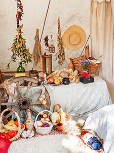 古老的家用物品在圣殿帐篷里 19世纪的历史重建 时报节和日记 莫斯科 俄罗斯陶器收藏食物节日灯笼草本植物时代帽子纪元桌子图片