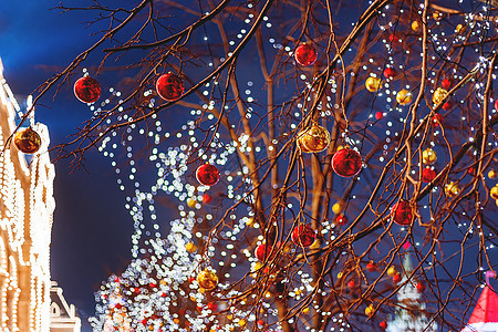 新年和圣诞庆典的莫斯科街道装饰 树上有明亮红色和黄色球 GUM主要部门商店建筑有灯泡 俄罗斯 城市喜悦地标假期百货背景照明街道图片
