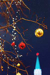 莫斯科街道为新年和圣诞节庆祝活动装饰 有明亮的红色和黄色球的树 背景是克里姆林宫的圣尼古拉斯 Nikolskaya 塔 俄罗斯灯图片