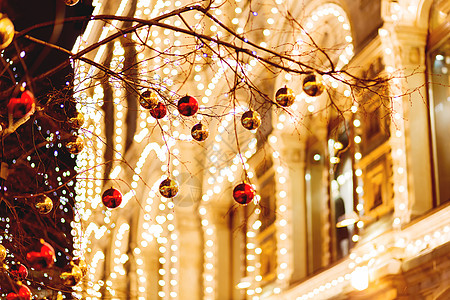 莫斯科街道为新年和圣诞节庆祝活动装饰 有明亮的红色和黄色球的树 带有灯泡的建筑物 俄罗斯喜悦建筑庆典背景假期图片