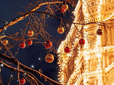 新年和圣诞庆典的莫斯科街道装饰 树上有明亮红色和黄色球 GUM主要部门商店建筑有灯泡 俄罗斯 城市喜悦假期地标街道照明百货背景图片