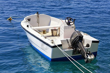 一艘机动艇停泊在爱奥尼亚海的清澈水域旅行运输血管引擎反射齿轮游艇波浪摩托艇木板图片