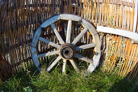 手推车的木轮车皮牧场裂缝古董车轮工作牛仔纤维木材先锋图片