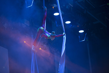 一个女孩在画布上跳舞 儿童运动 女体操运动员 直来直去的把戏演员航空舞蹈马戏团戏服空中飞人红发宝贝身体竞技场图片