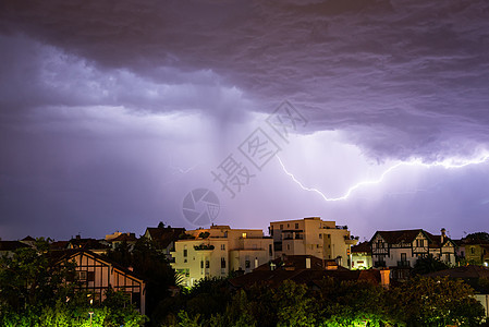 法国Bayonne的雷暴活力霹雳紫色气象释放风暴房子螺栓气候闪电图片