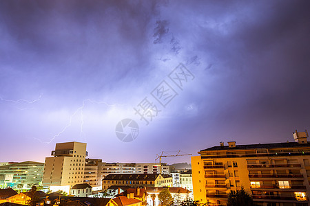 法国Bayonne的雷暴收费紫色霹雳气候罢工力量天空闪电风暴危险图片