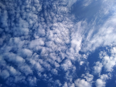 蓝色天空背景上的白色浪花云空气浪花季节海浪白云风暴场景气氛天气阳光背景图片
