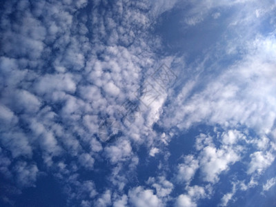 蓝色天空背景上的白色浪花云阳光晴天海浪白云气氛浪花卷云天线天气天堂背景图片