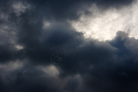 黑暗密集阴沉戏剧性的雷云天气漩涡天堂场景阳光雷雨天空太阳湍流季节图片