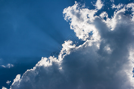 云下的阳光照耀着活力风景白色天空晴天光束蓝色太阳场景图片