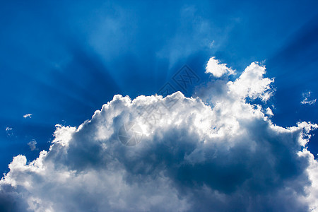 云下的阳光照耀着场景活力天空蓝色太阳风景晴天白色光束图片