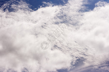 蓝色天空背景上的白色浪花云浪花天气云景风暴晴天气氛白云季节阳光海浪背景图片