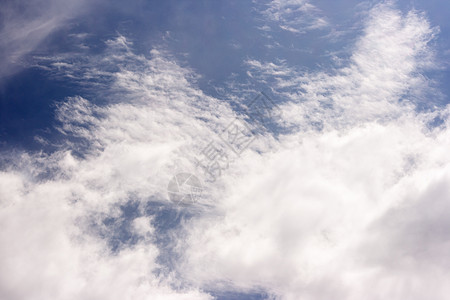 蓝色天空背景上的白色浪花云空气阳光天线场景海浪气氛浪花天堂天气云景背景图片