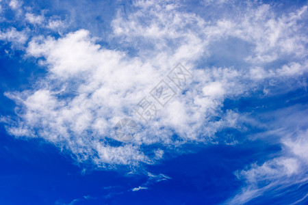 蓝色天空背景上的白色浪花云天线气候空气天气云景白云场景晴天天堂季节背景图片