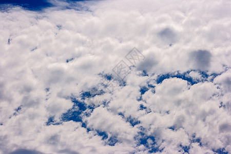 蓝色天空背景上的白色浪花云场景空气季节气氛浪花海浪阳光白云云景晴天背景图片