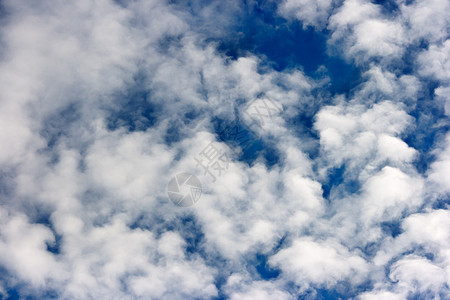 蓝色天空背景上的白色浪花云阳光天线季节白云晴天气候天气云景场景卷云背景图片